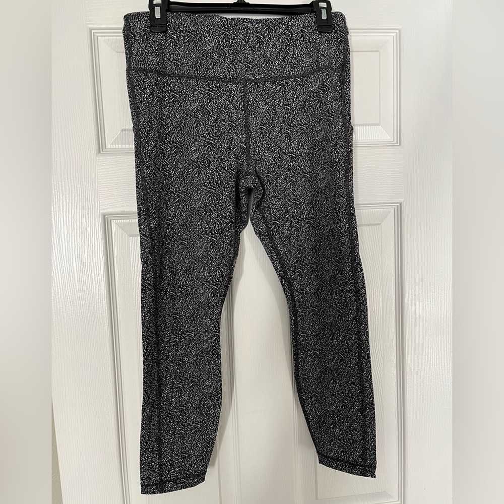 Athleta Ultimate Stash Pocket Textured 7/8 Tight, size Large, Black and White
